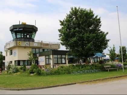 Photo: Herzingers am Flugplatz Mößling